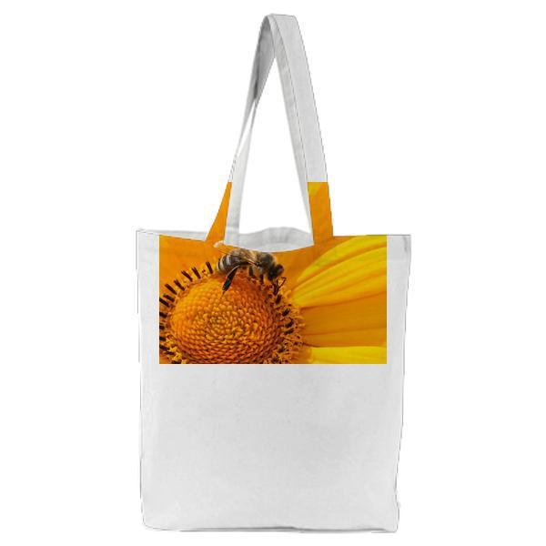 Bumble Bee On Yellow Daisy Tote Bag